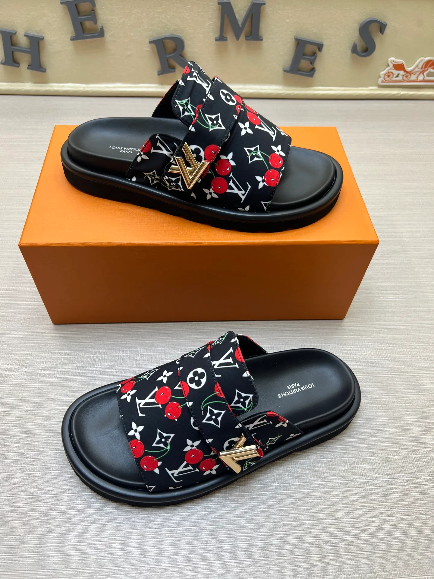 Factory price: 360💰【LOUIS VUITTON】Louis Vuitton, LV printing, men's and women's slippers are on the market, drawer box packaging with cloth bag, card, the upper pattern looks very soft and waxy, super versatile leg slimming artifact. Fabric: imported denim/canvas/old fabric, LV hardware LOGO, official website pattern printing, comfortable to wear, foot pads: high elastic men's shoes💰U water table. Sole: foam sole, heel height: about 5cm. Code number: 35-46, 35, 45, 46 are custom-made and non-returnable. Color: multiple colors and styles available.